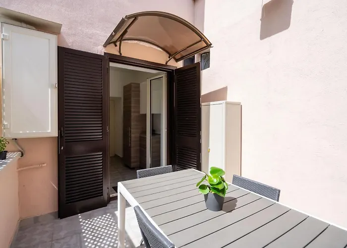 Appartamento Elegante Con Terrazzino Nel Centro Di Napoli