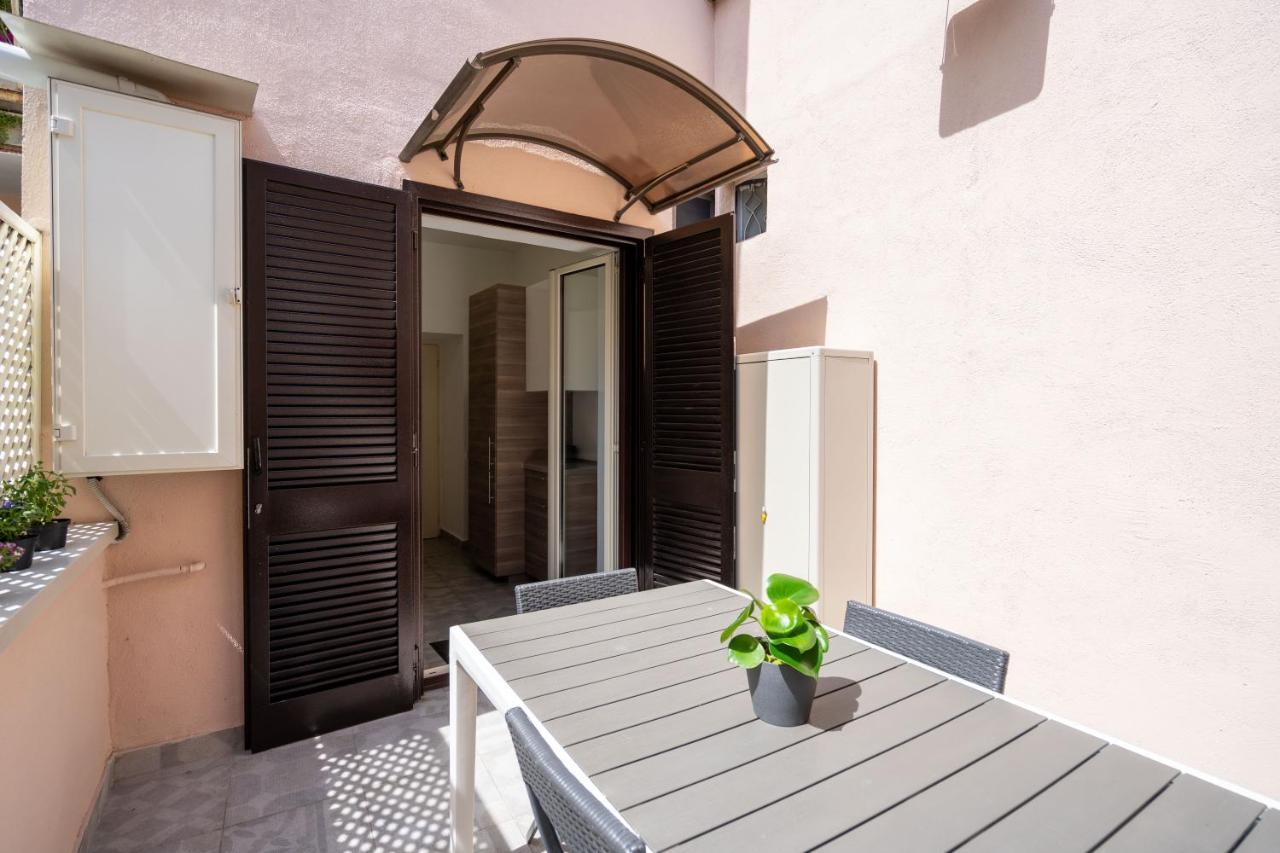 Elegante Con Terrazzino Nel Centro Di Apartment Neapel