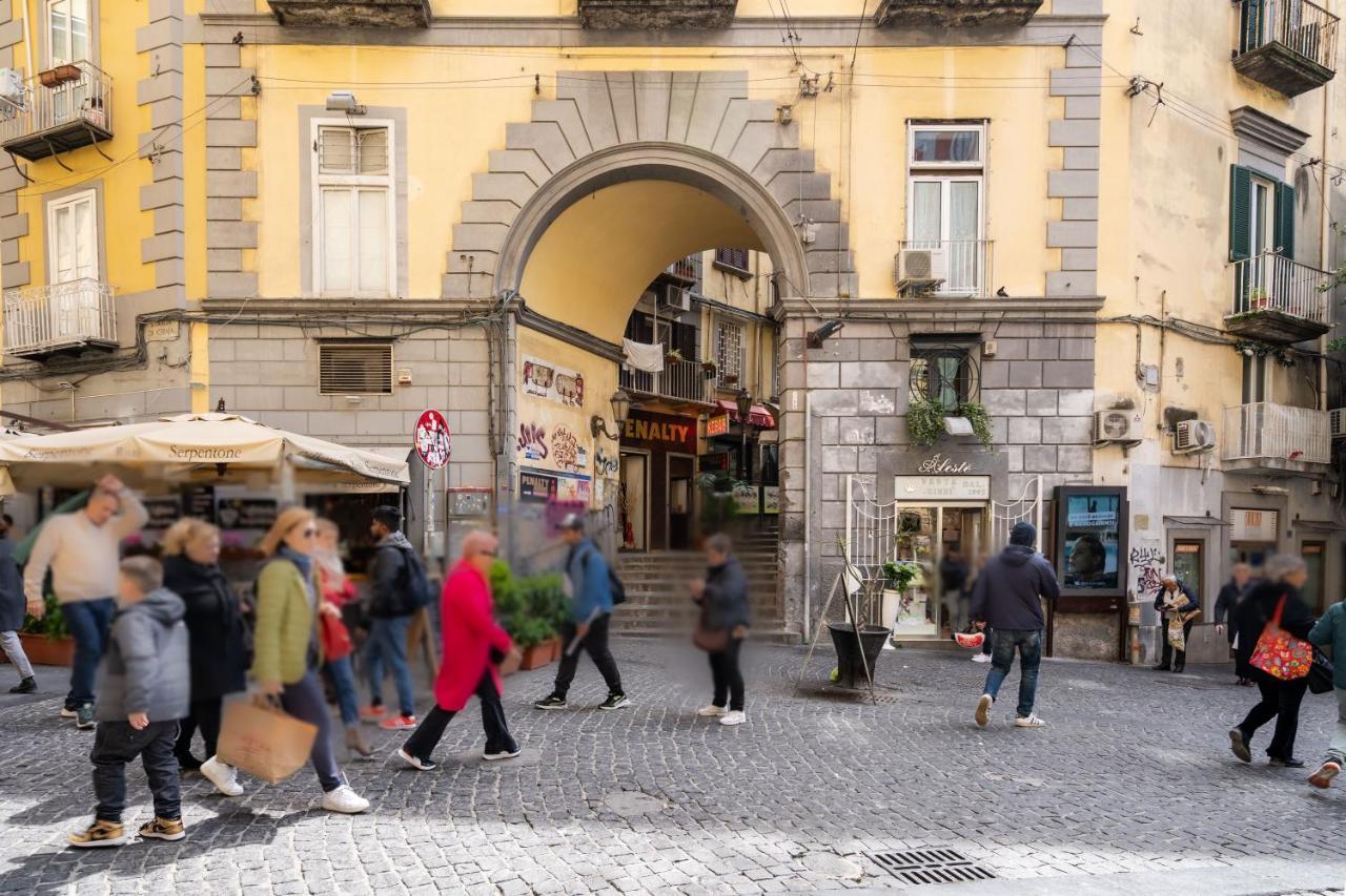 Elegante Con Terrazzino Nel Centro Di Neapel