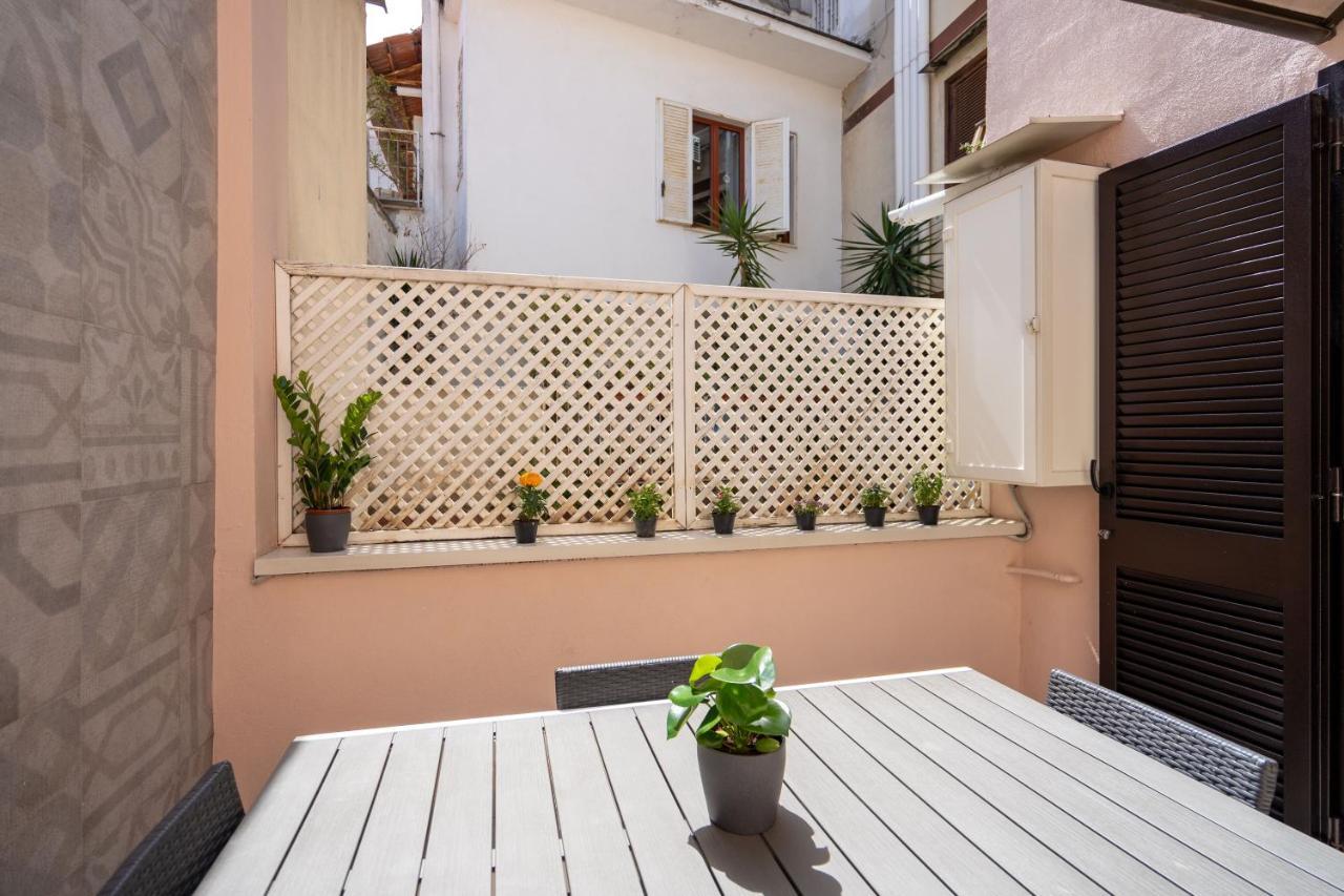Elegante Con Terrazzino Nel Centro Di Napoli